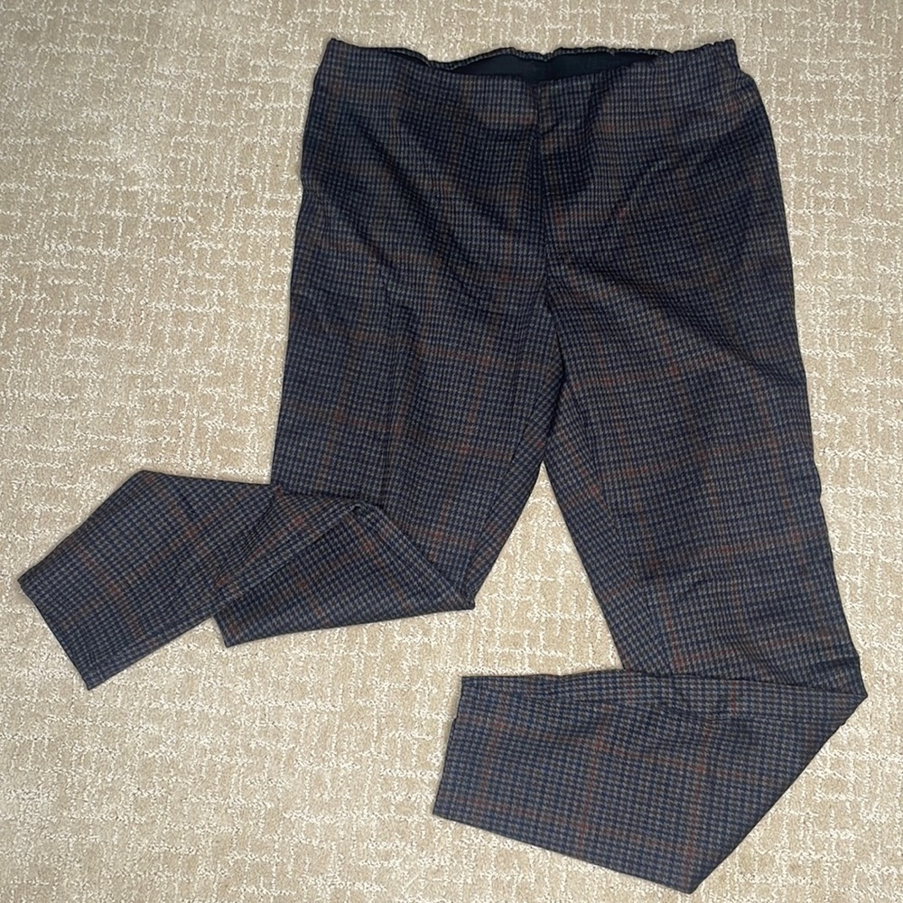 Hounds-tooth, brown taper ankle slacks.